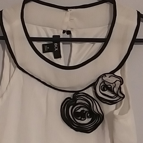 Bcx size medium ruffle sleeveless blouse - Picture 2 of 5